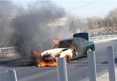 夫妻路遇自燃車輛絲滑配合滅火