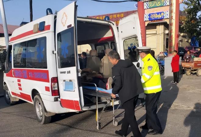 貨車擋住救護車不讓道 交警回應(yīng)