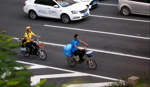 男子與無人快遞車相撞被判主責(zé)