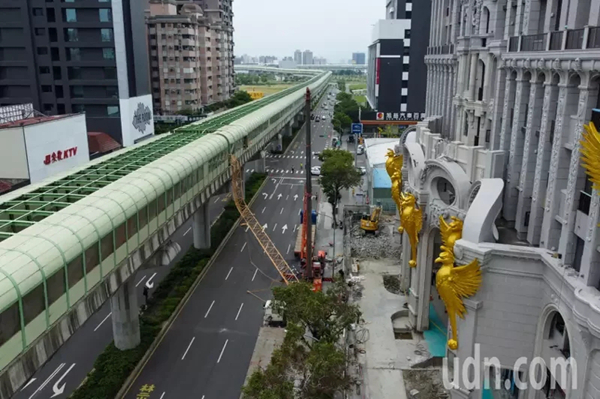 上海地鐵列車撞塔吊 車頭變形